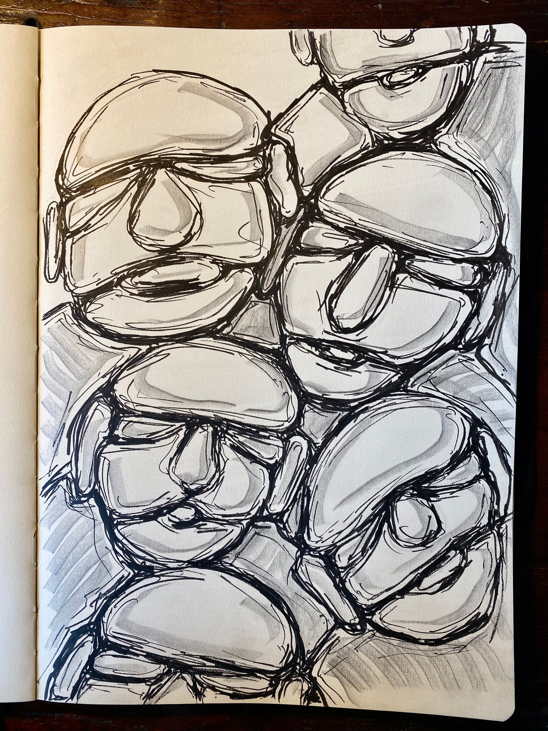 Abstracte zwart-wit schets van overlappende ovale kiezels of schelpen die de pagina vullen.
