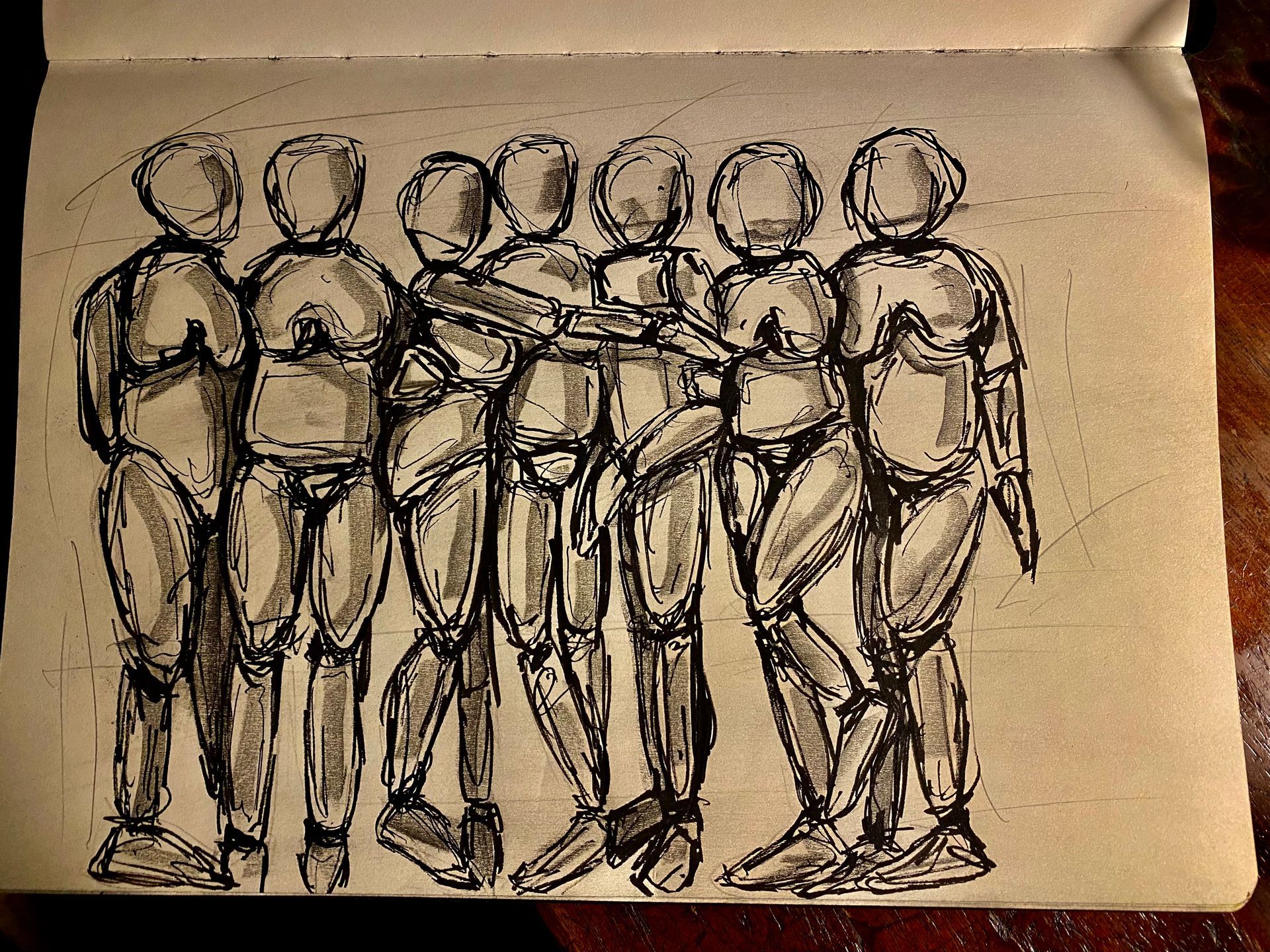 Schets van vijf mensfiguren die samen staan ​​op een beige, gestructureerde pagina.