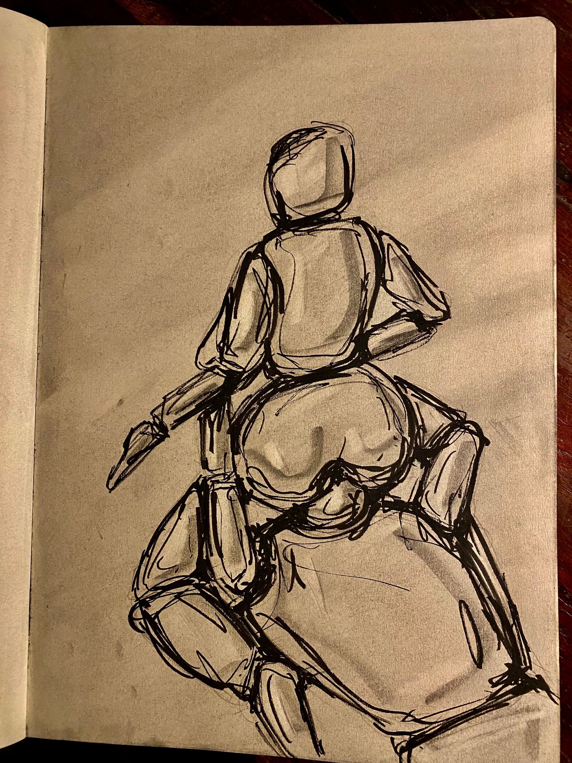Houtskooltekening van twee zittende mensfiguren, waarbij de ene voorover leunt op de rug van de ander, op lichtbruin papier.