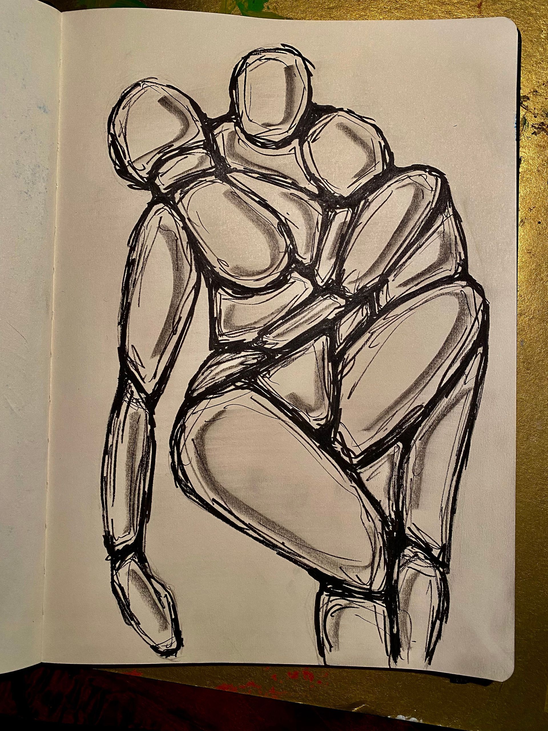 Abstracte schets in zwarte inkt van een hurkende menselijke figuur op beige papier.