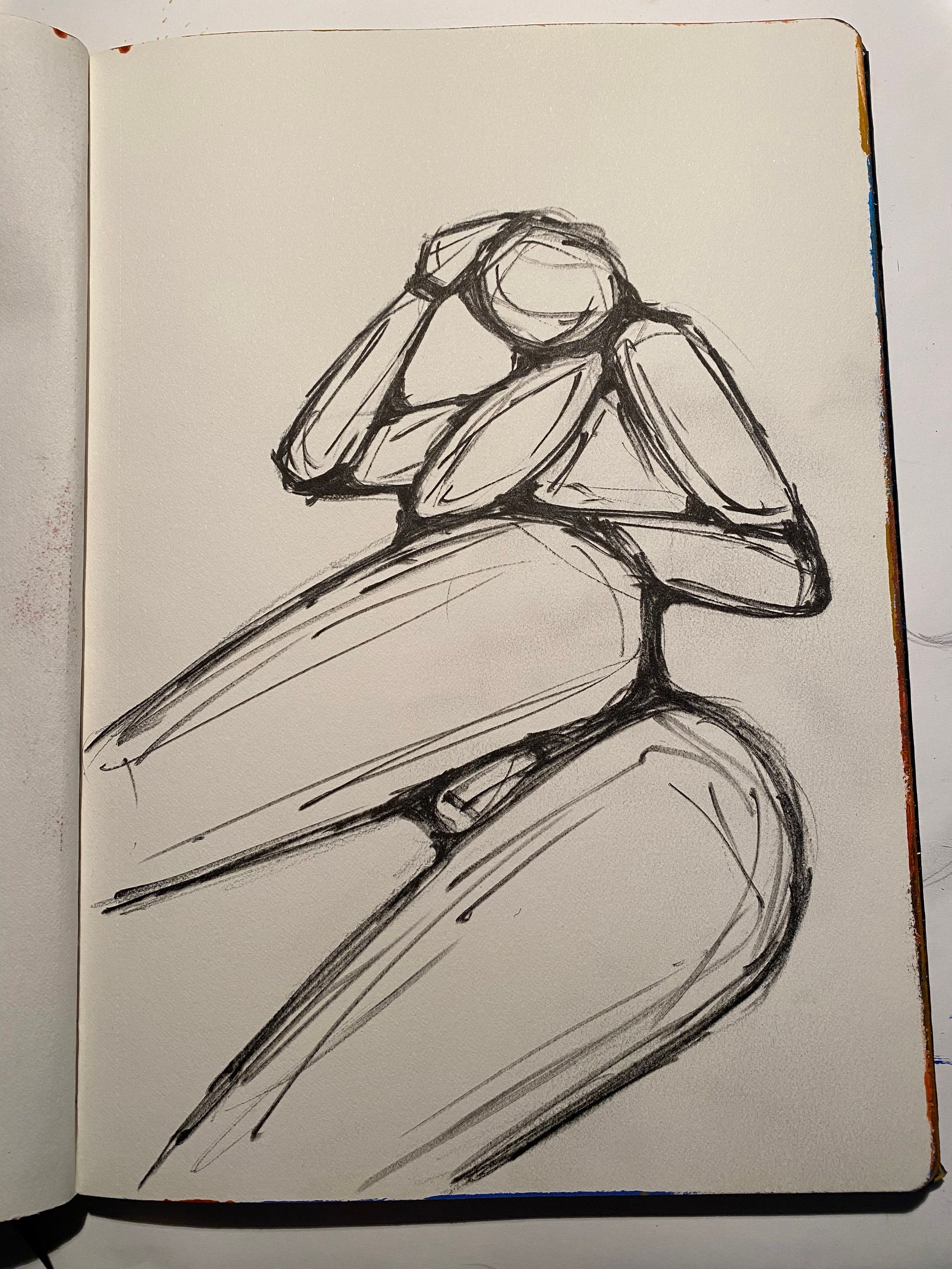 Potloodschets van een zittende figuur met gebogen knieën en de handen bij het gezicht op een pagina.