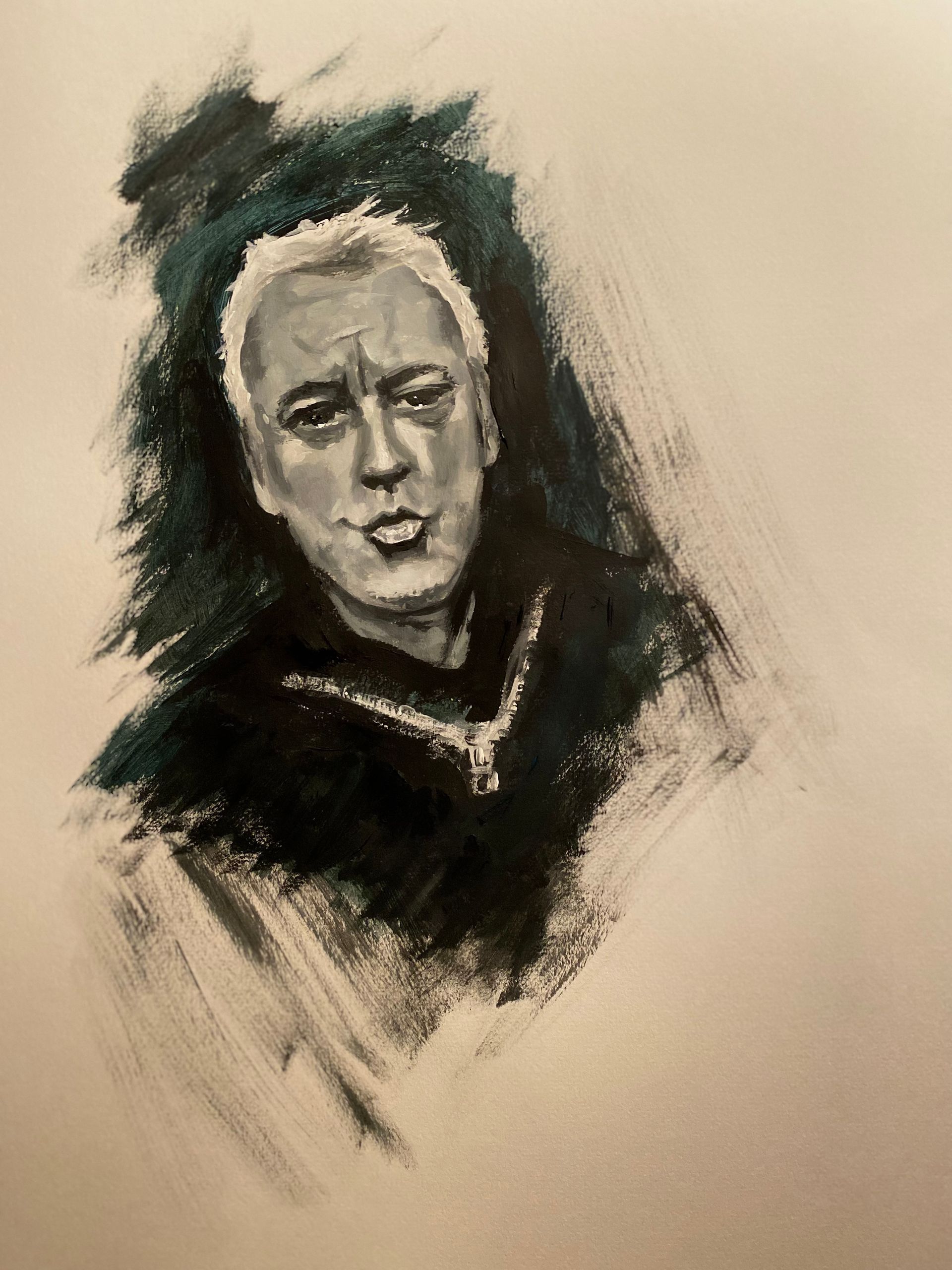 Houtskoolportret van een ernstig gezicht met donkergroene en beige penseelstreken op een lichte achtergrond.