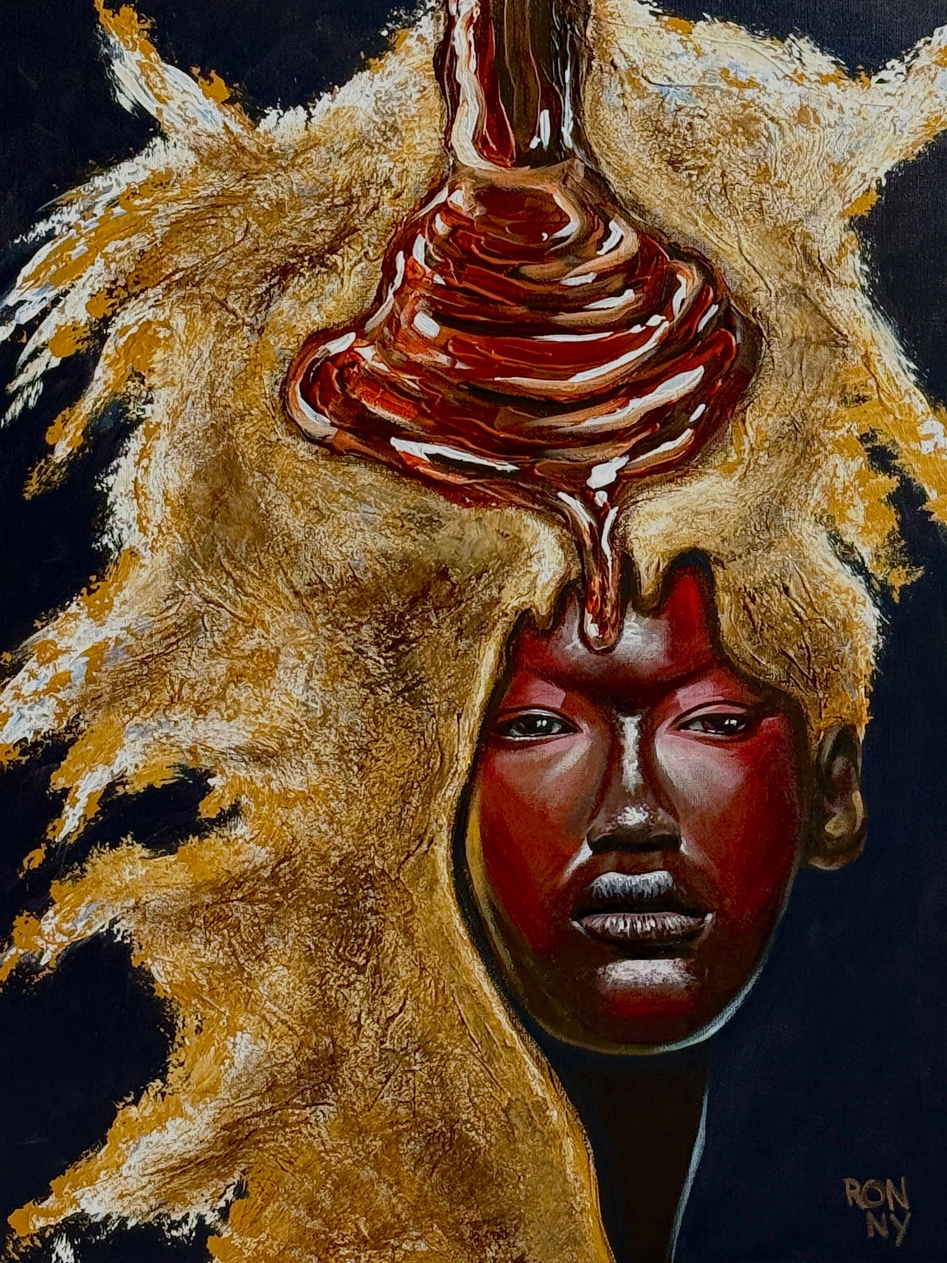 Abstract portret met een rood gezicht, een goudkleurig, bontachtig hoofddeksel en een donkere achtergrond
