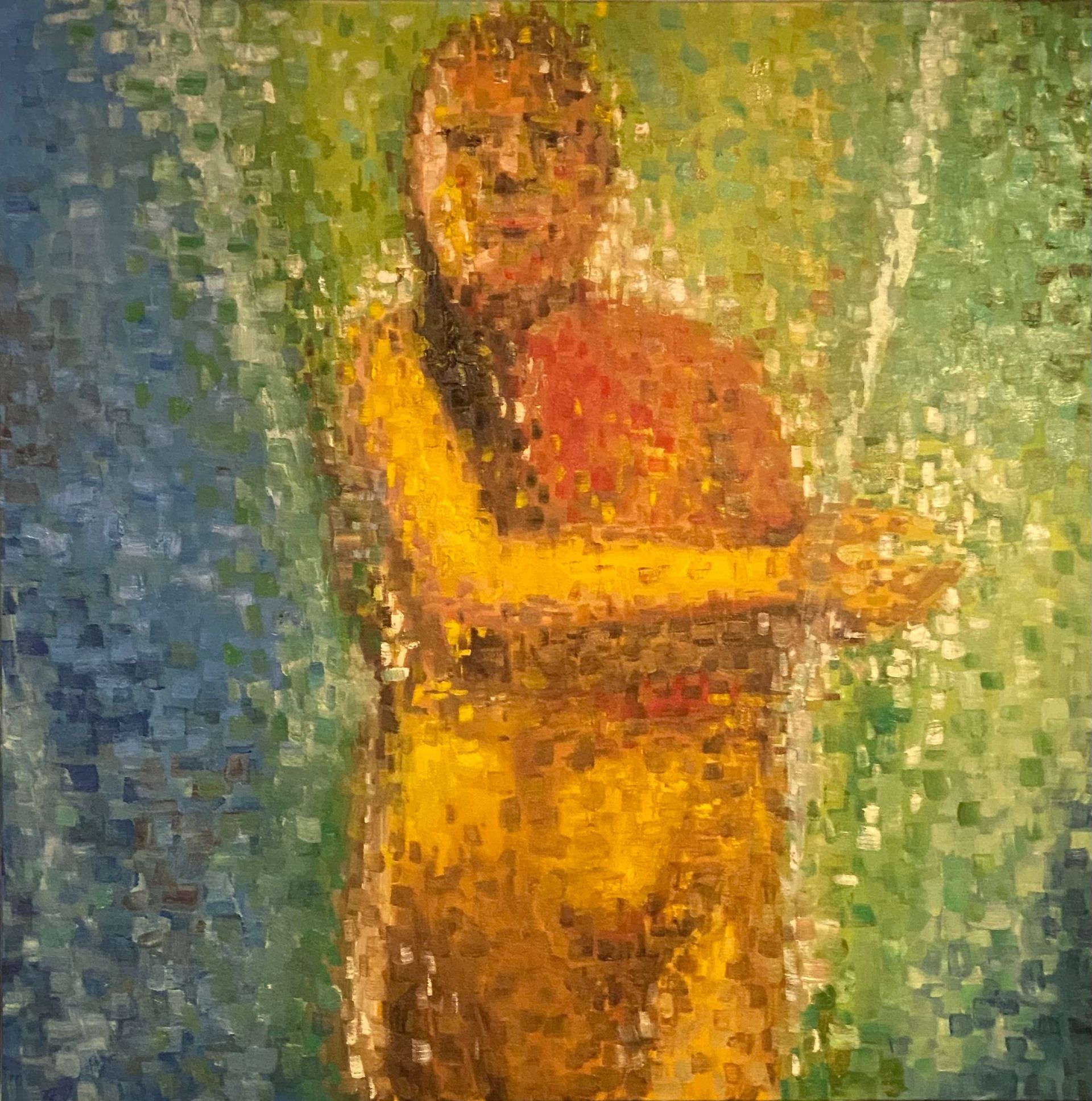 Mozaïekschilderij van een staande figuur in geel en rood tegen een groenblauwe achtergrond.