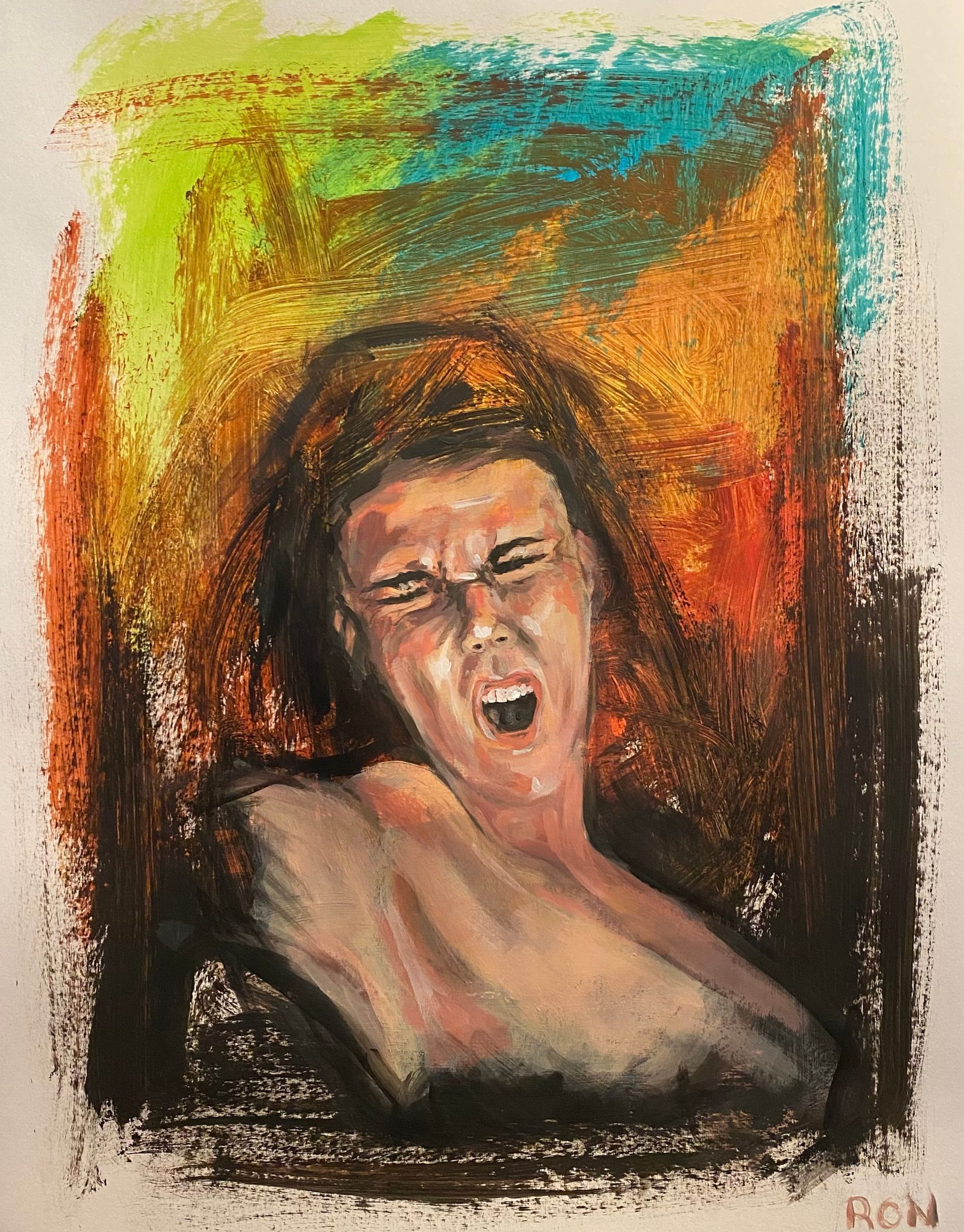 Expressief portret van een vrouw met gesloten ogen en open mond, tegen een kleurrijke abstracte achtergrond.