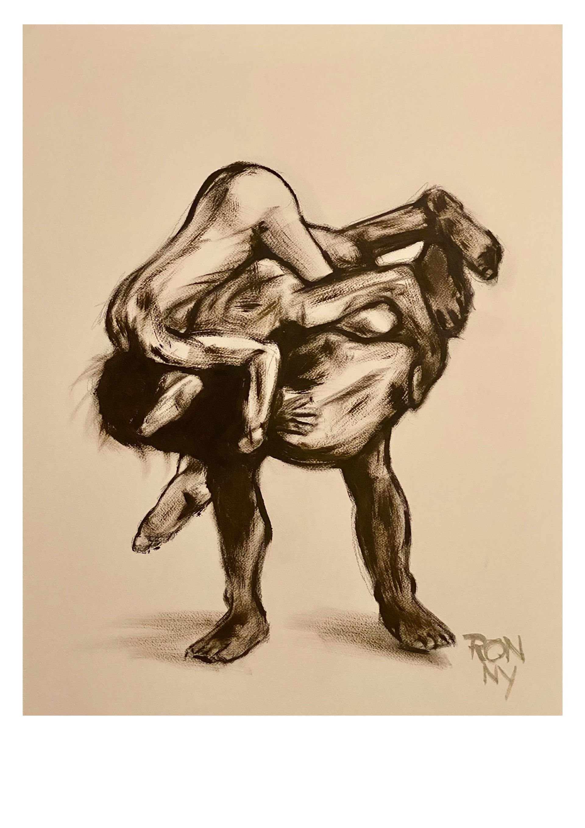 Abstracte houtskooltekening van twee in elkaar verstrengelde figuren in een worstelhouding op een beige achtergrond.
