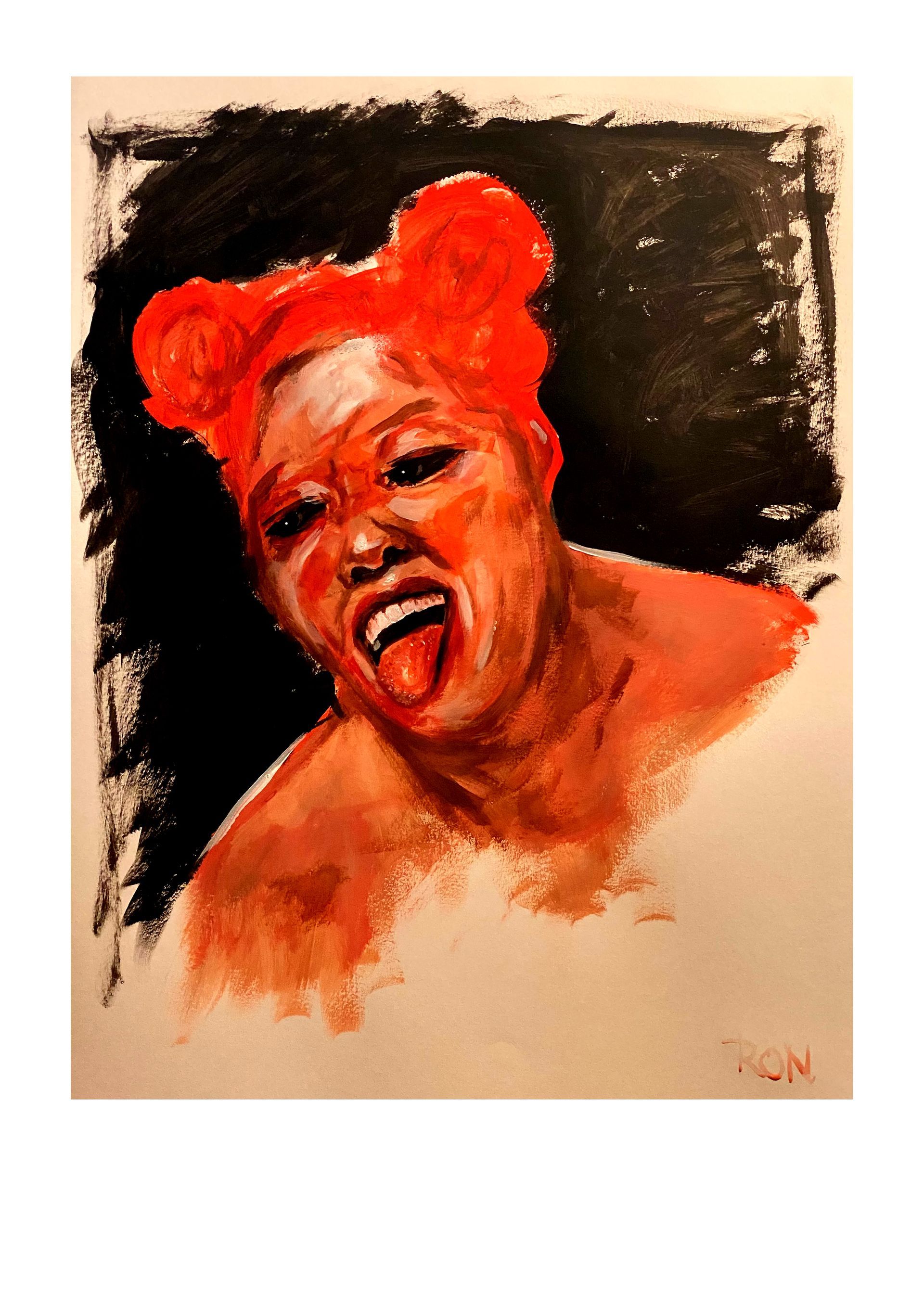 Expressief rood portret met felrood haar tegen een donkere achtergrond, uitgestoken tong en gekanteld gezicht.