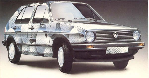 Zilverkleurige hatchback met geometrische camouflagefolie, gefotografeerd in een studio.