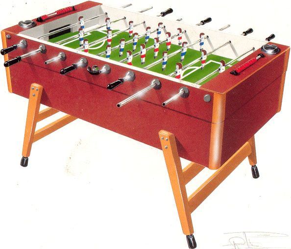 Rode tafelvoetbaltafel met spelers, groen speelveld en houten poten op een witte achtergrond.