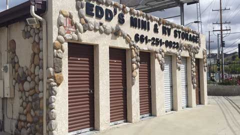 A building with a sign that says edd 's mini & by storage on it.