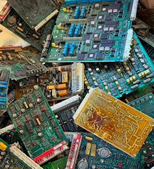 Vari circuiti stampati verdi e dorati, impilati uno sull'altro, mostrano chip e componenti.