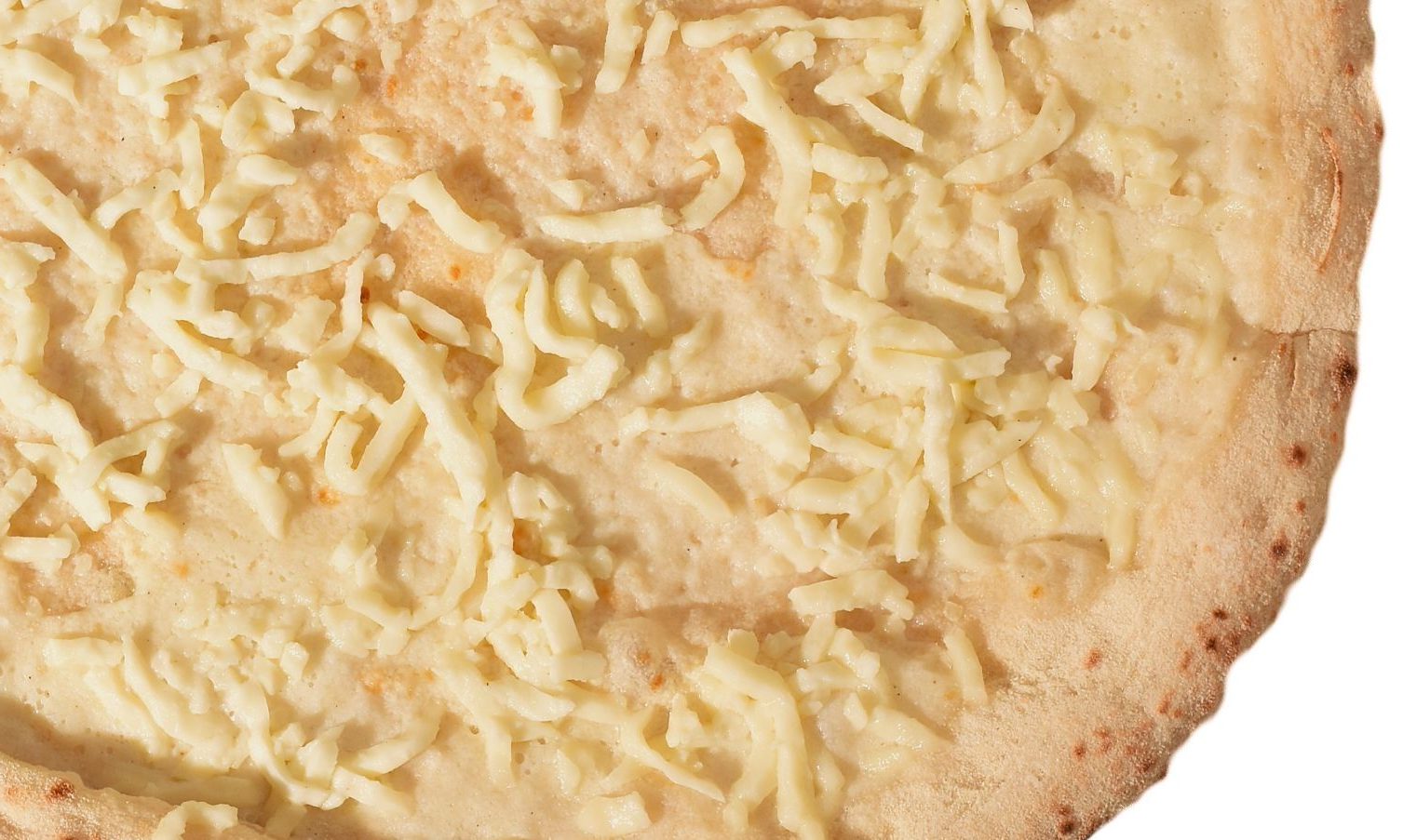 Close-up van een rond, goudbruin gebakken platbrood belegd met geraspte kaas.