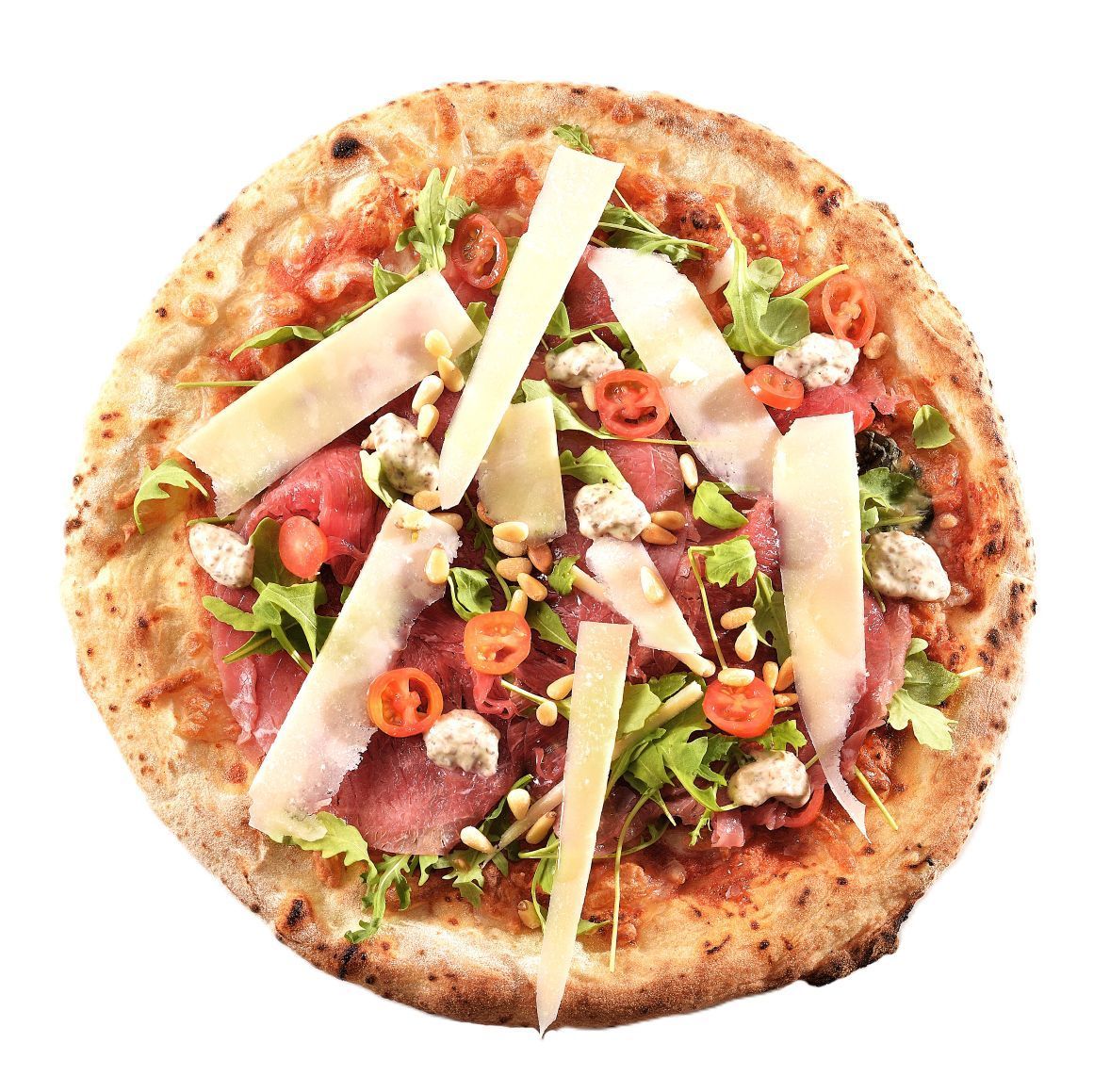 Ronde pizza belegd met bladgroenten, cherrytomaatjes en geraspte kaas op een witte achtergrond.