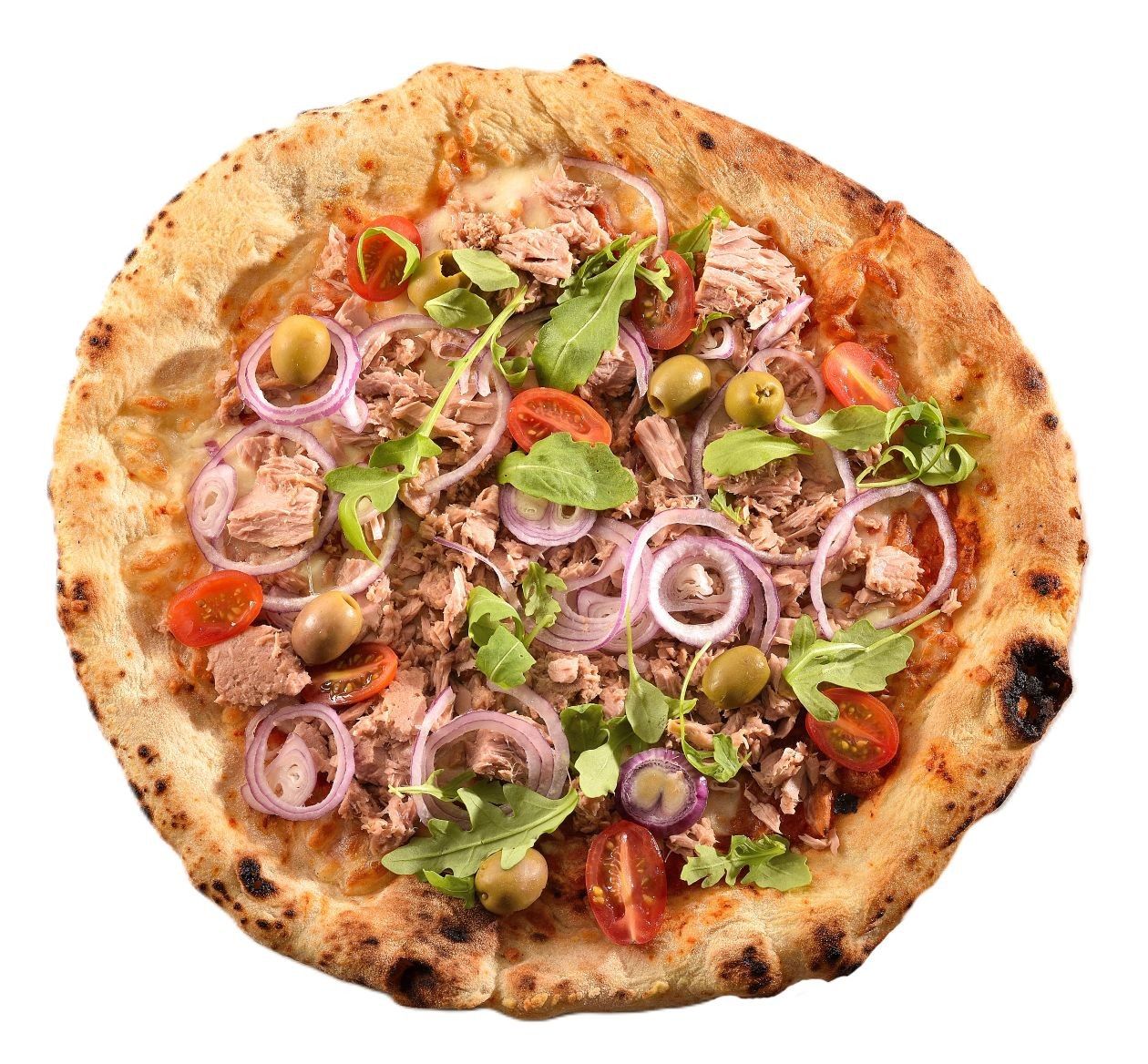 Pizza belegd met rode ui, basilicum, tomaten, olijven en vlees op een goudbruine korst.