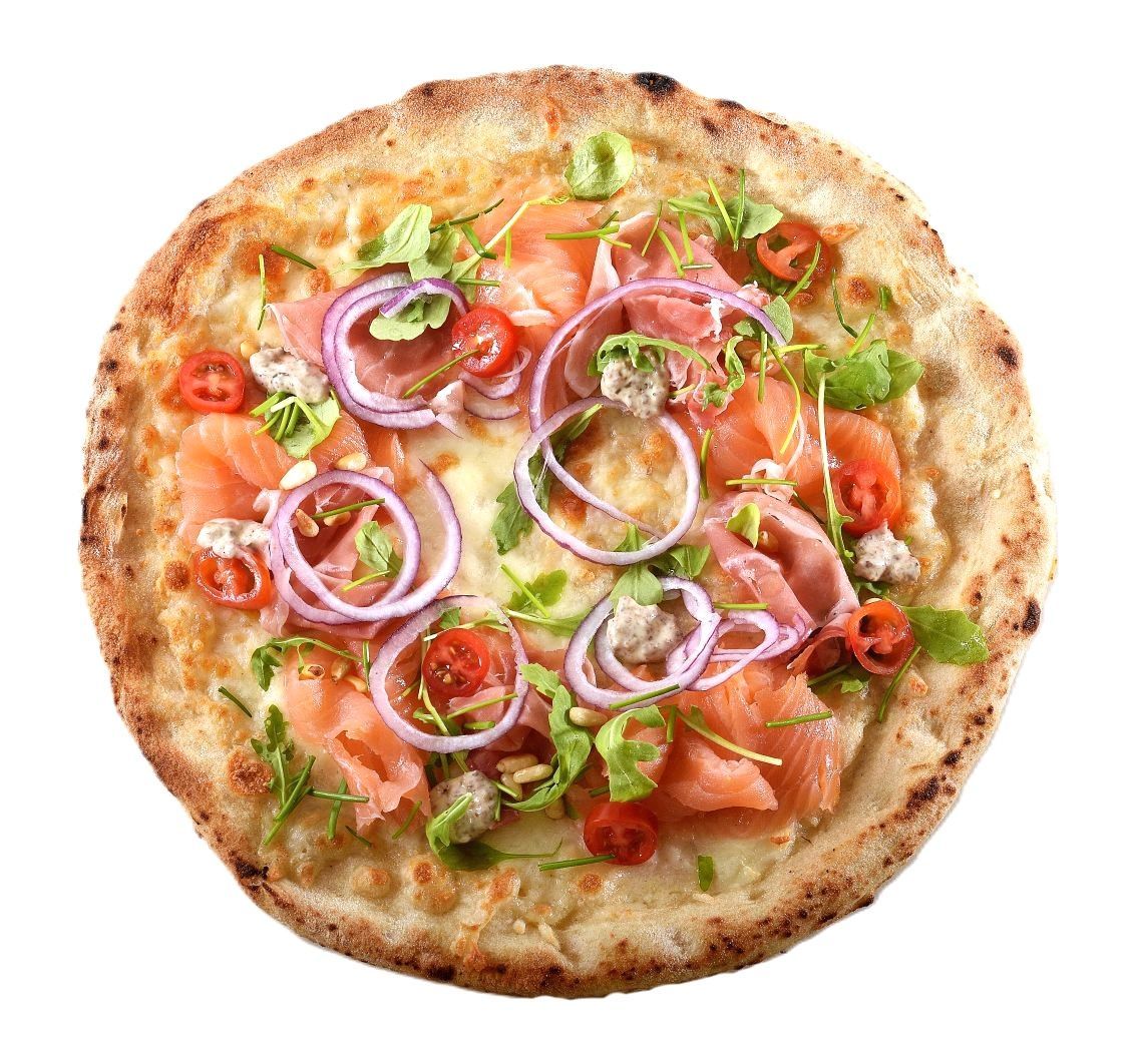 Pizza belegd met zalm, rode uienringen, groene bladgroenten en cherrytomaten op een witte achtergrond.