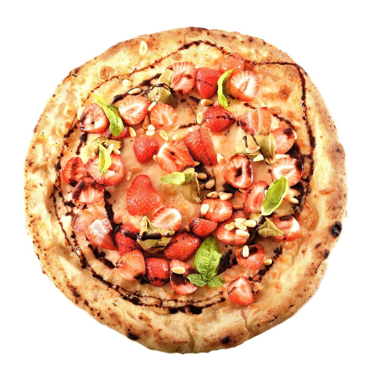 Een ronde pizza belegd met aardbeien, basilicum en andere verse ingrediënten op een witte achtergrond.
