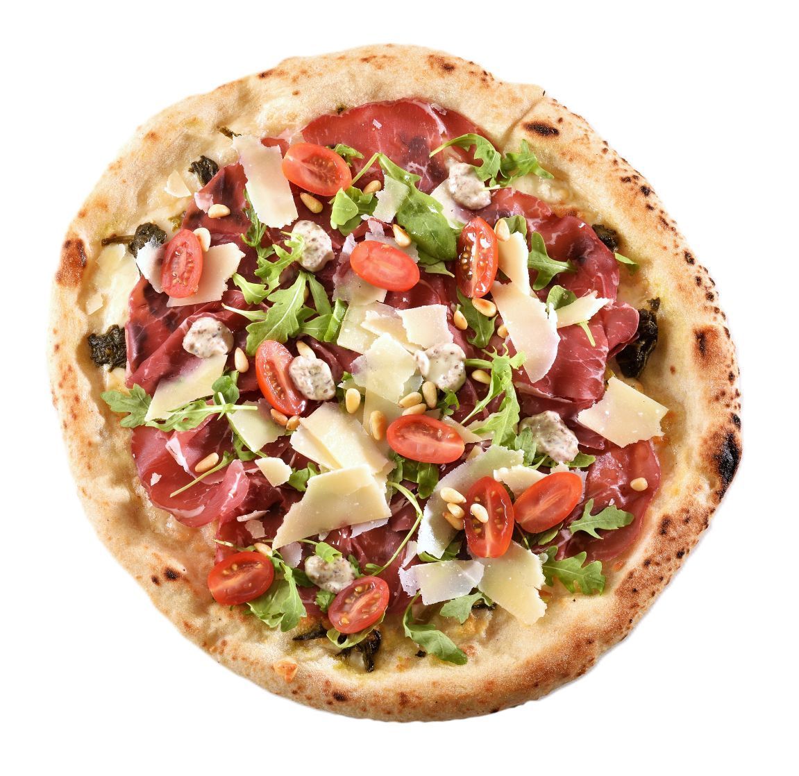 Pizza uit de houtoven, belegd met prosciutto, rucola, cherrytomaten en geraspte Parmezaanse kaas.