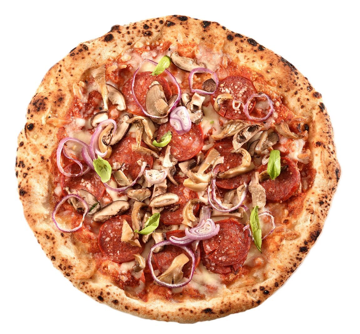 Pizza belegd met champignons, rode uien, pepperoni en groene paprika's op een witte achtergrond.