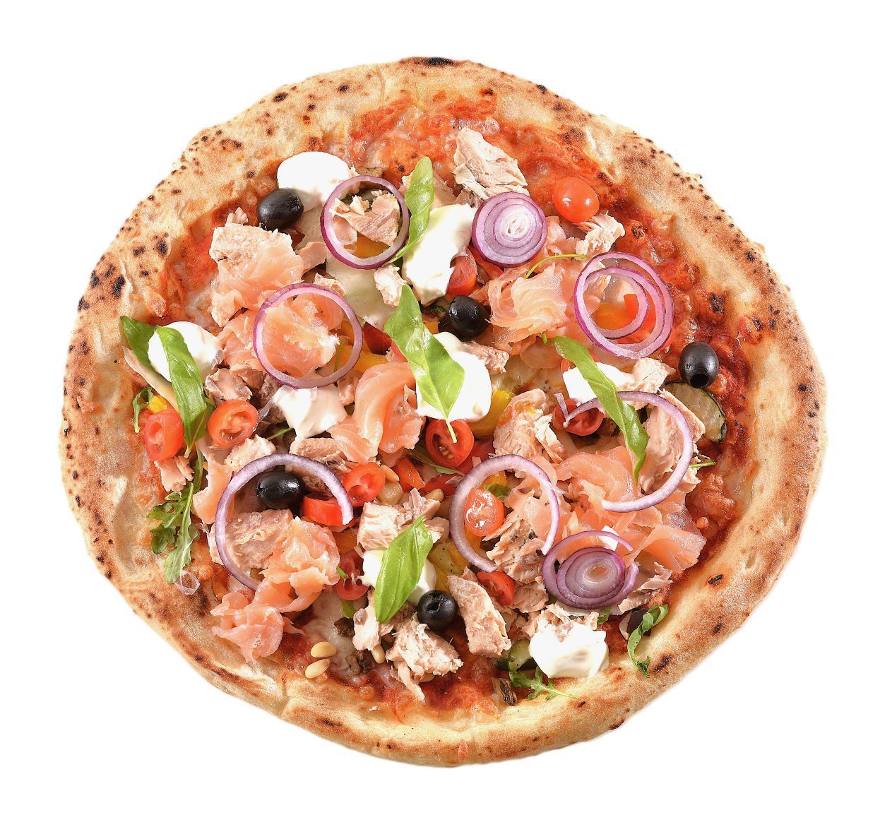 Pizza belegd met rode uien, olijven, groene paprika's, tomaten en kaas op een witte achtergrond.