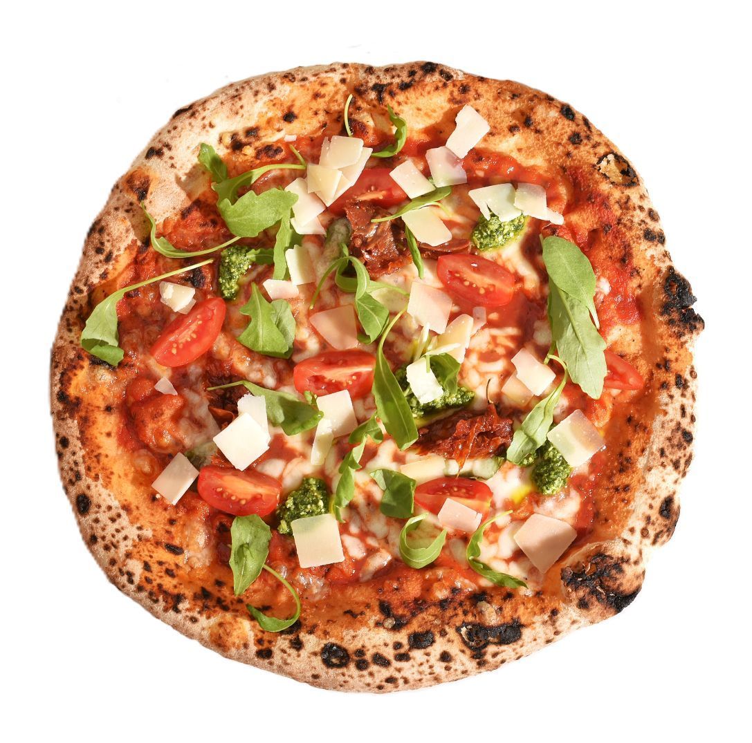 Pizza uit de houtoven, belegd met tomaten, basilicum en kaas, op een witte achtergrond.