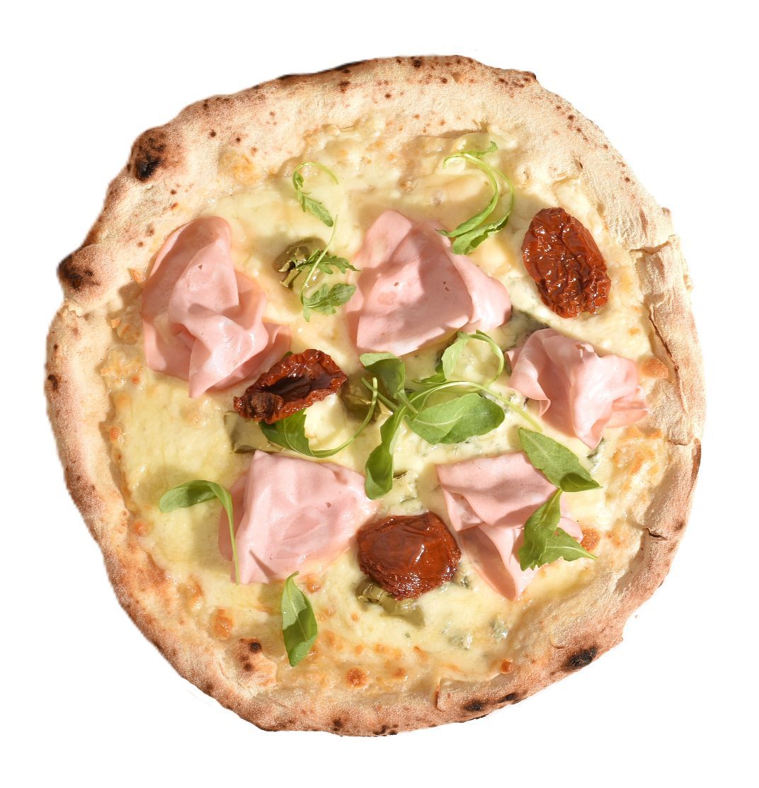 Pizza met ham, rucola en pepperoni op een witte achtergrond.