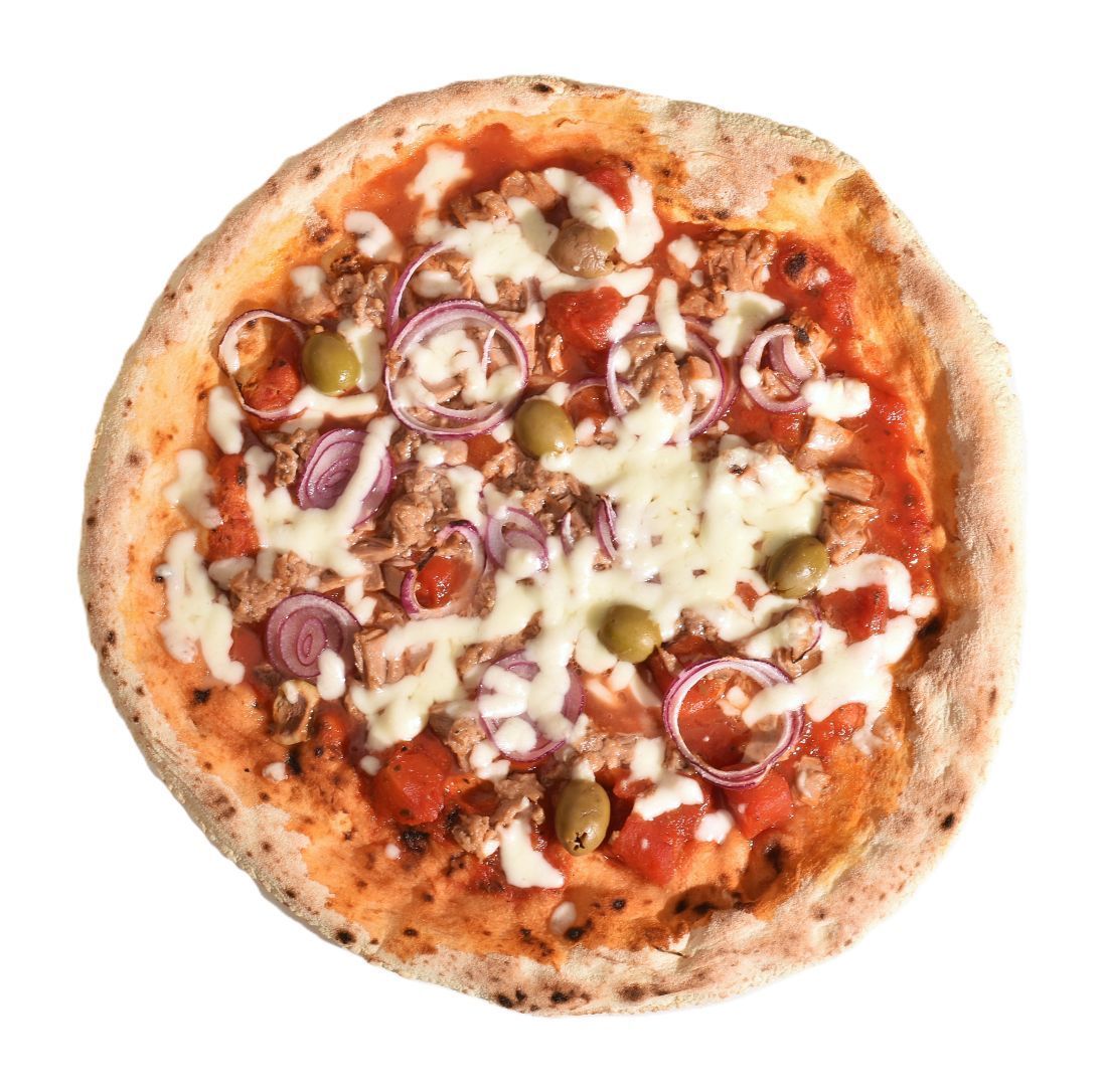 Ronde kaaspizza belegd met rode ui, olijven en tomatensaus op een witte achtergrond.
