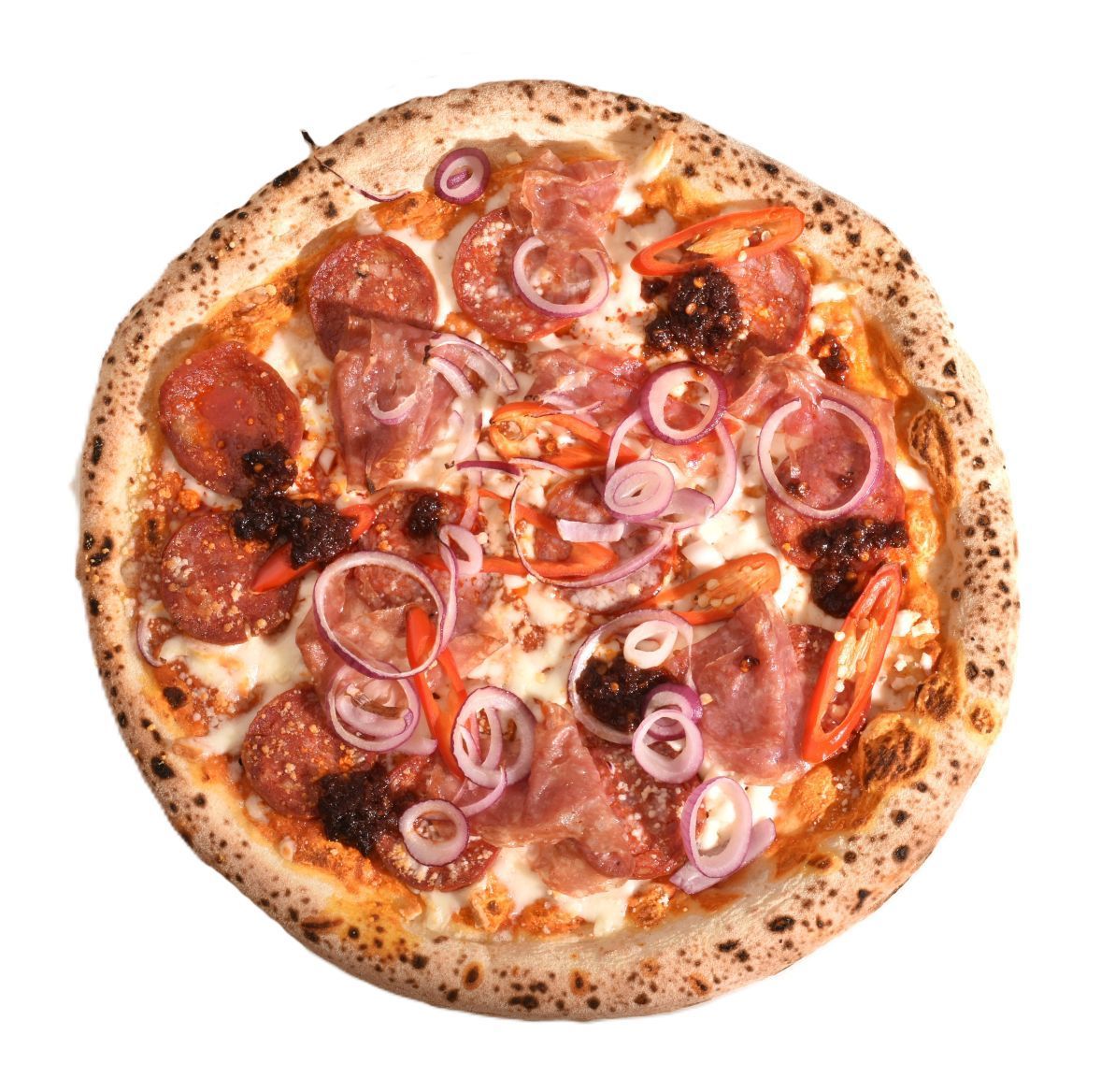 Pepperonipizza met rode uienringen en gesmolten kaas op een witte achtergrond.
