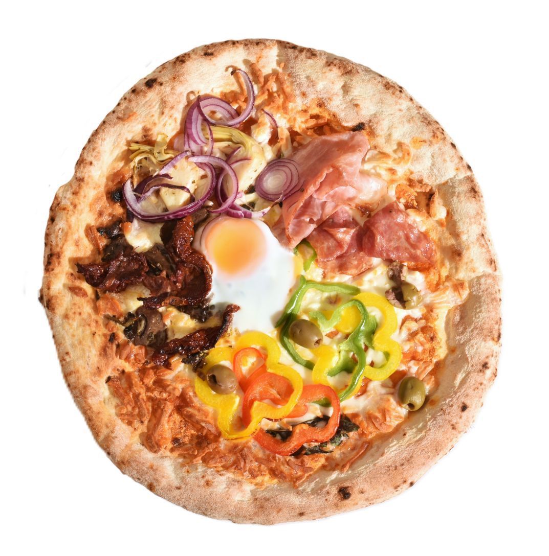 Pizza uit de houtoven, belegd met rode ui, ham, olijven, paprika en een gebakken ei.