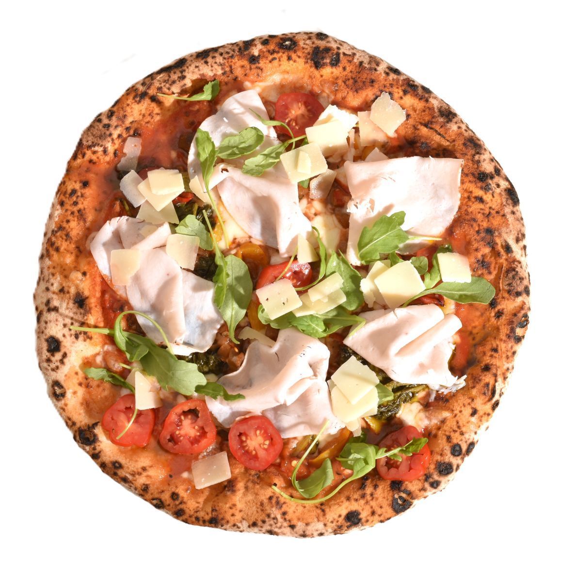 Witte pizza belegd met rucola, komkommer, cherrytomaatjes en romige kaas op een neutrale achtergrond.