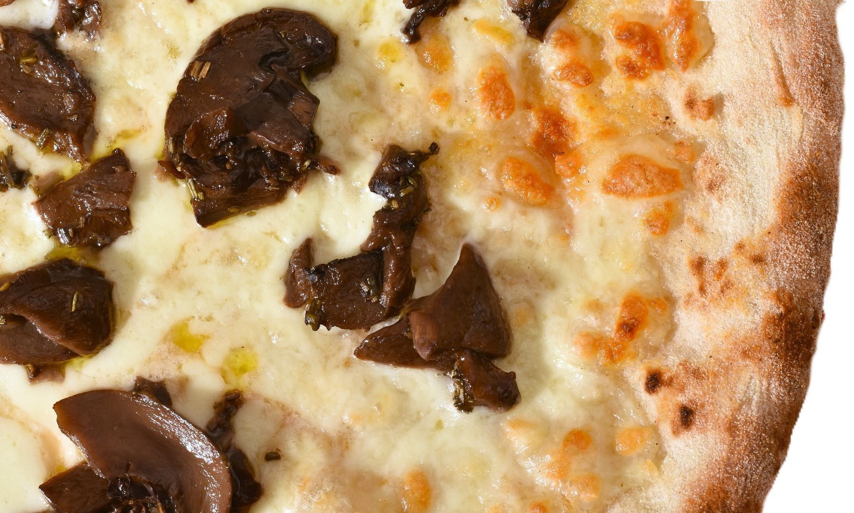 Close-up van een pizza met gesmolten kaas en plakjes champignons op een goudbruine korst.