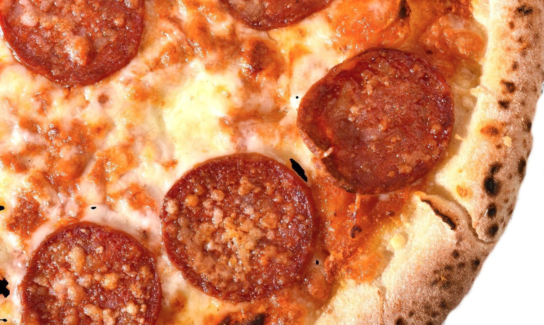 Close-up van een pepperoni pizza met gesmolten kaas en een goudbruine korst.