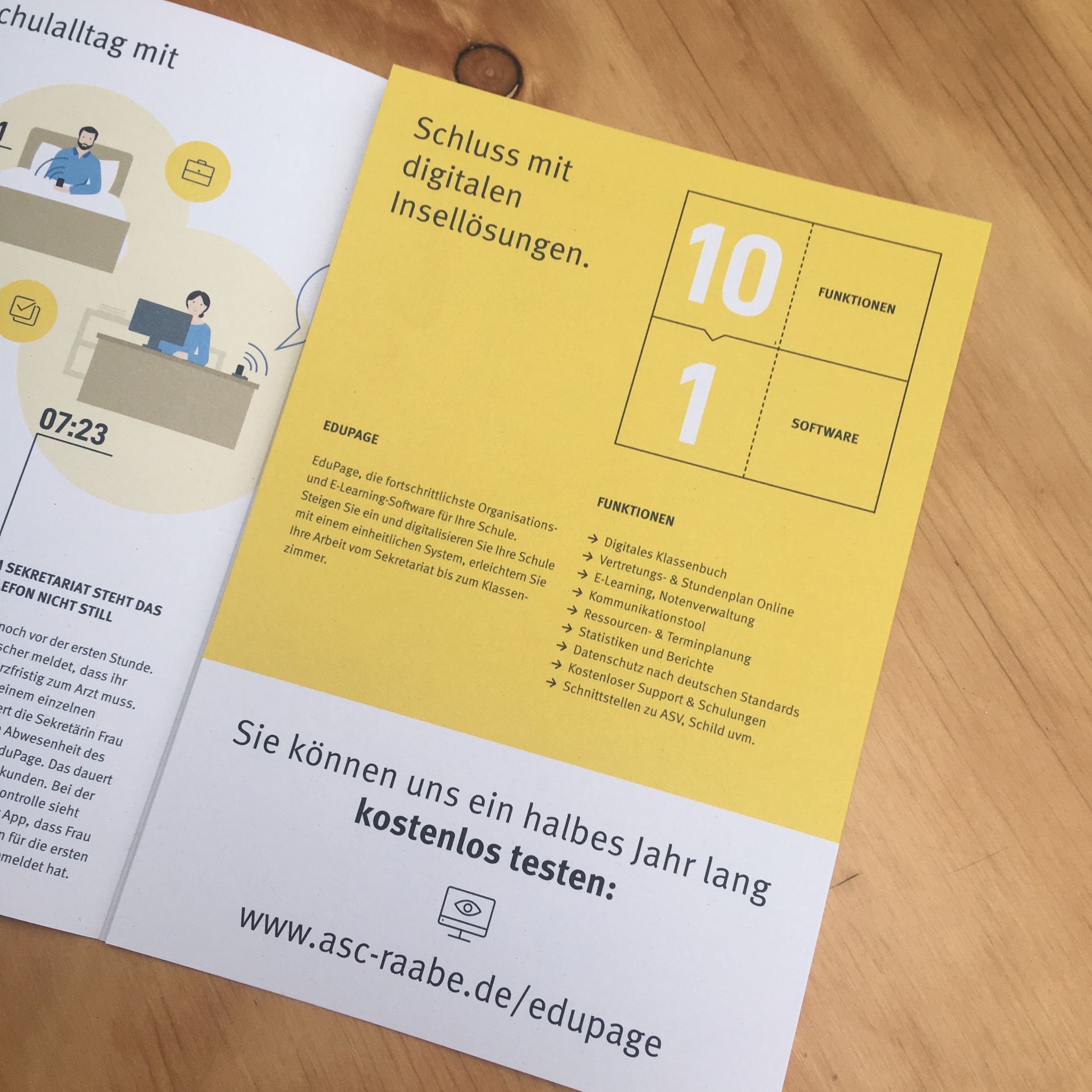 Seite des Flyers mit Infos über die 10 Funktionen von EduPage Weitere Seite des EduPage-Flyers in gelb mit Infos über EduPage und seine 10 Funktionen.