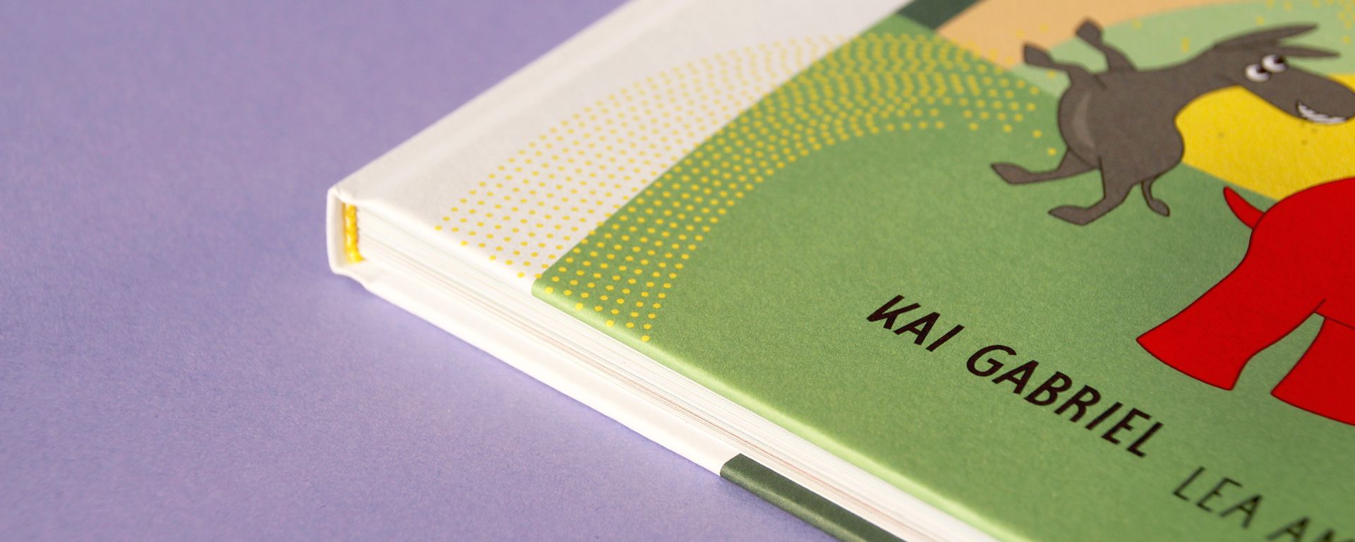 Umweltfreundliche Produktion, zertifiziert mit blauer Engel Gezoomter Bildausschnitt zeigt die umweltfreundliche Qualität des Buches, mit blauer Engel zertifiziert.