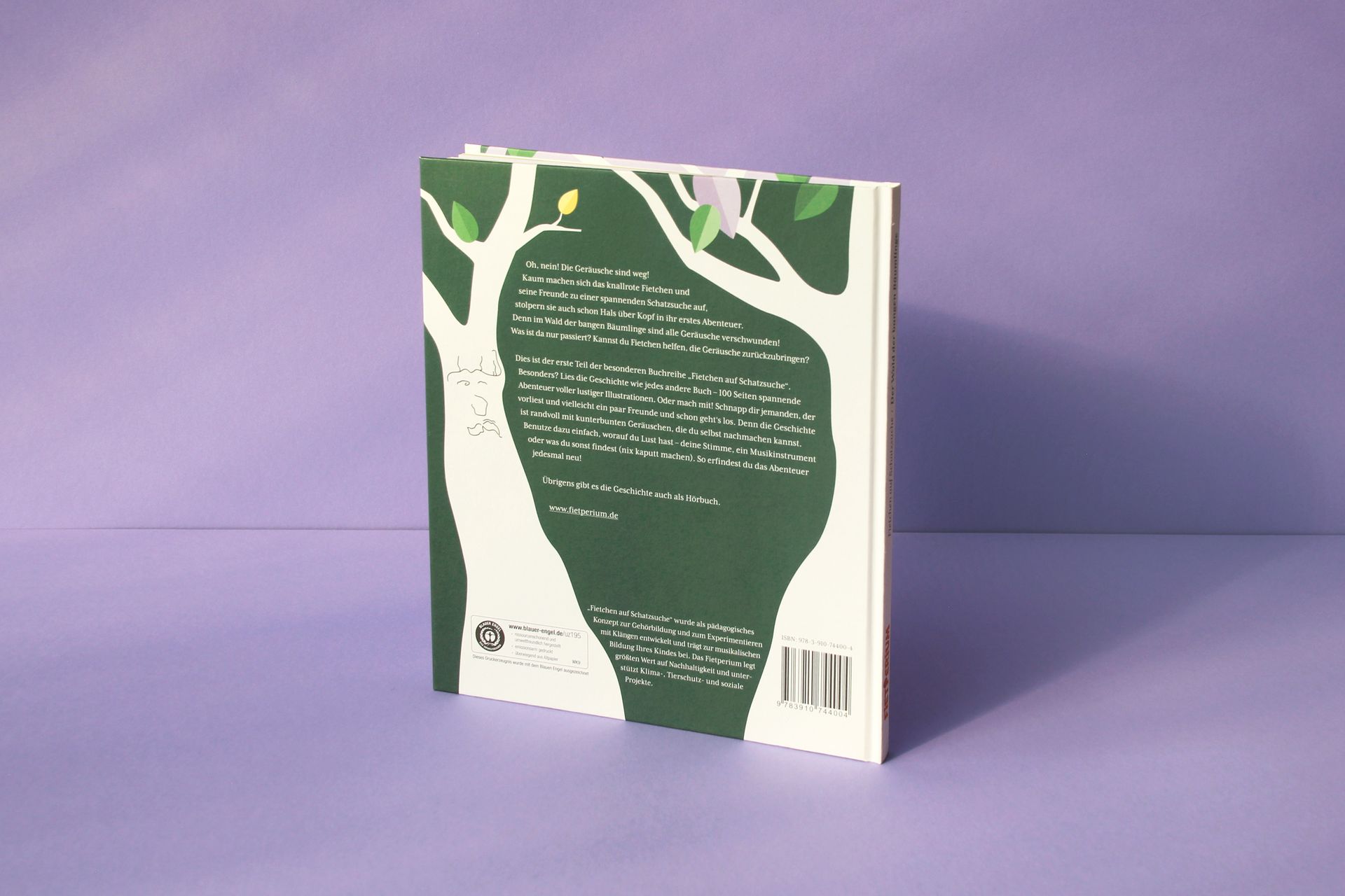 Rückseite des Buchcovers Rückseite des Buchcovers mit dunkelgrünem Hintergrund und weißen Bäumen mit bunten Blättern.