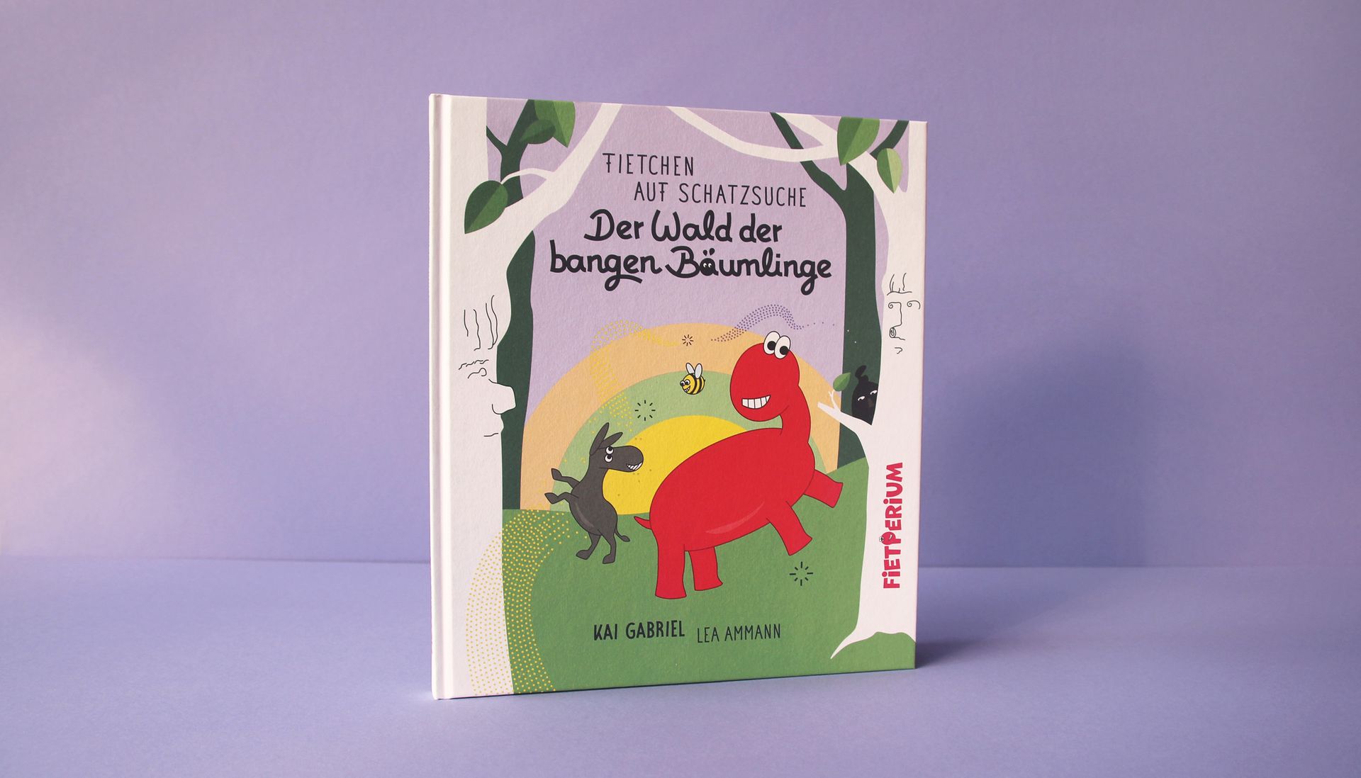 Auf dem bunten Buchcover wird der knallrote Fietchen und seine Freunde, die Hummel und der Esel vorgestellt.