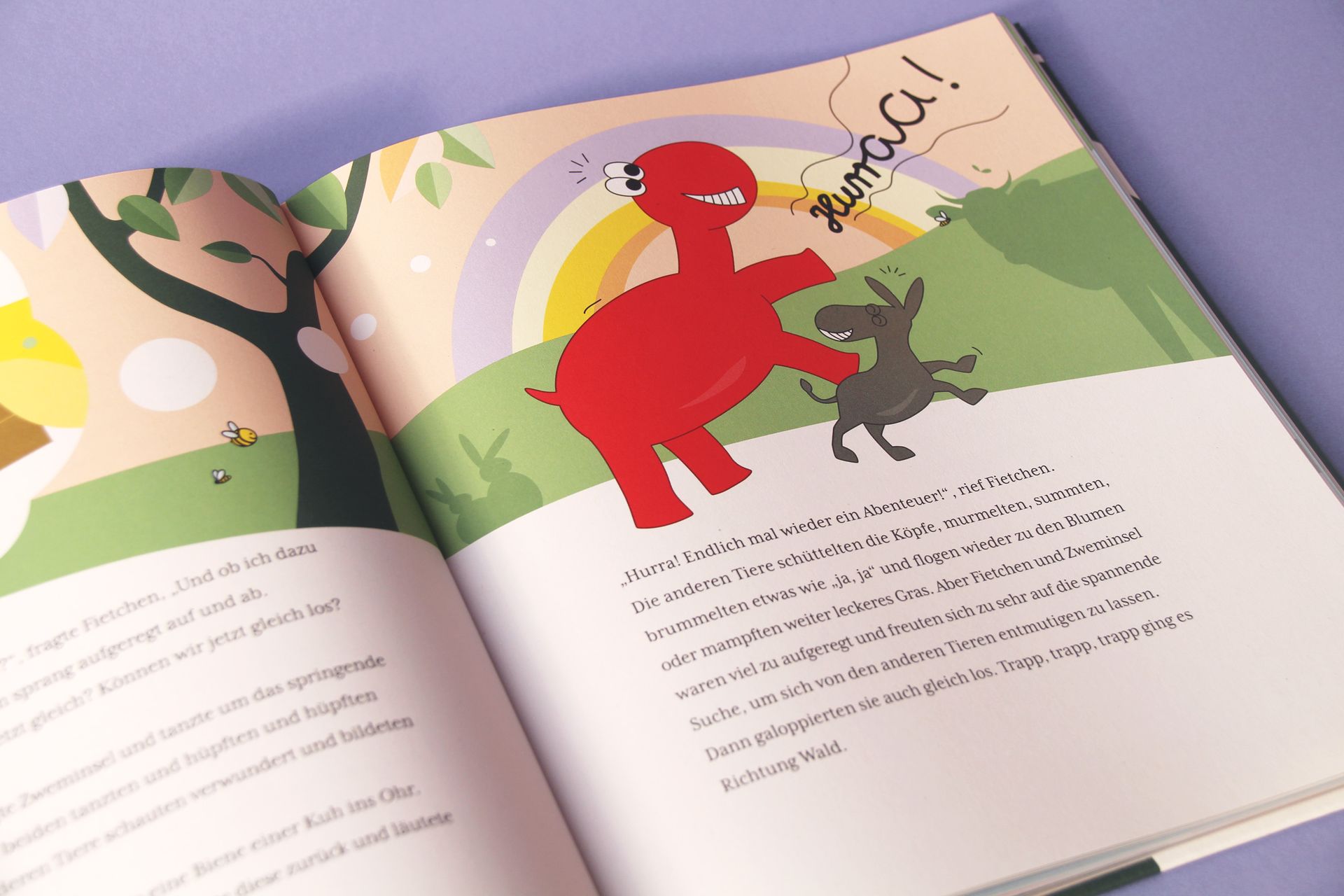 Fietchen und der Esel freuen sich auf die Schatzsuche. Innenseite zeigt eine Illustration von Fietchen und dem Eselchen die sich tanzend auf die Schatzsuche freuen.