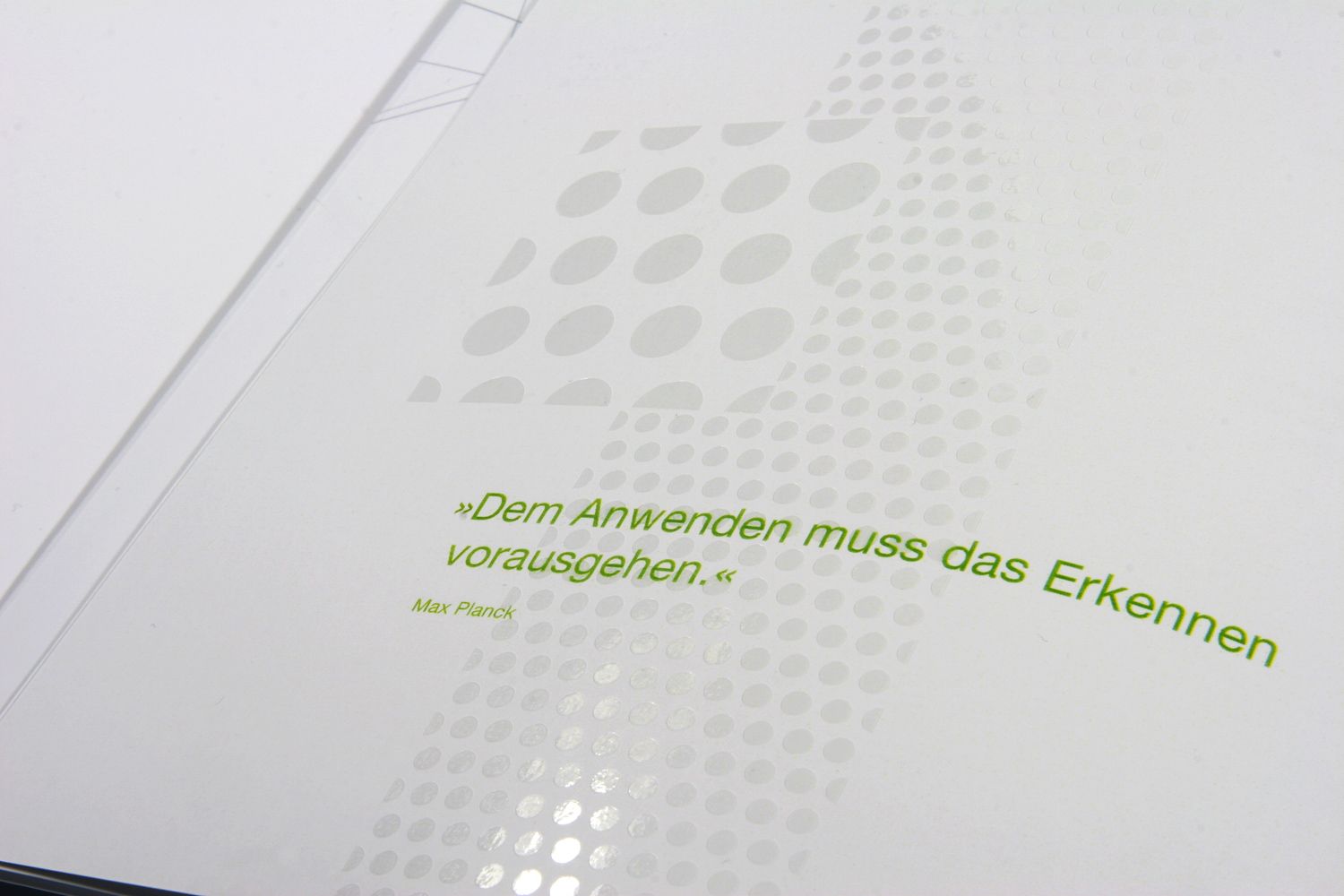 Innenseite mit einer Haptik mit einer Struktur aus der Bionik und einem grünen Zitat. 