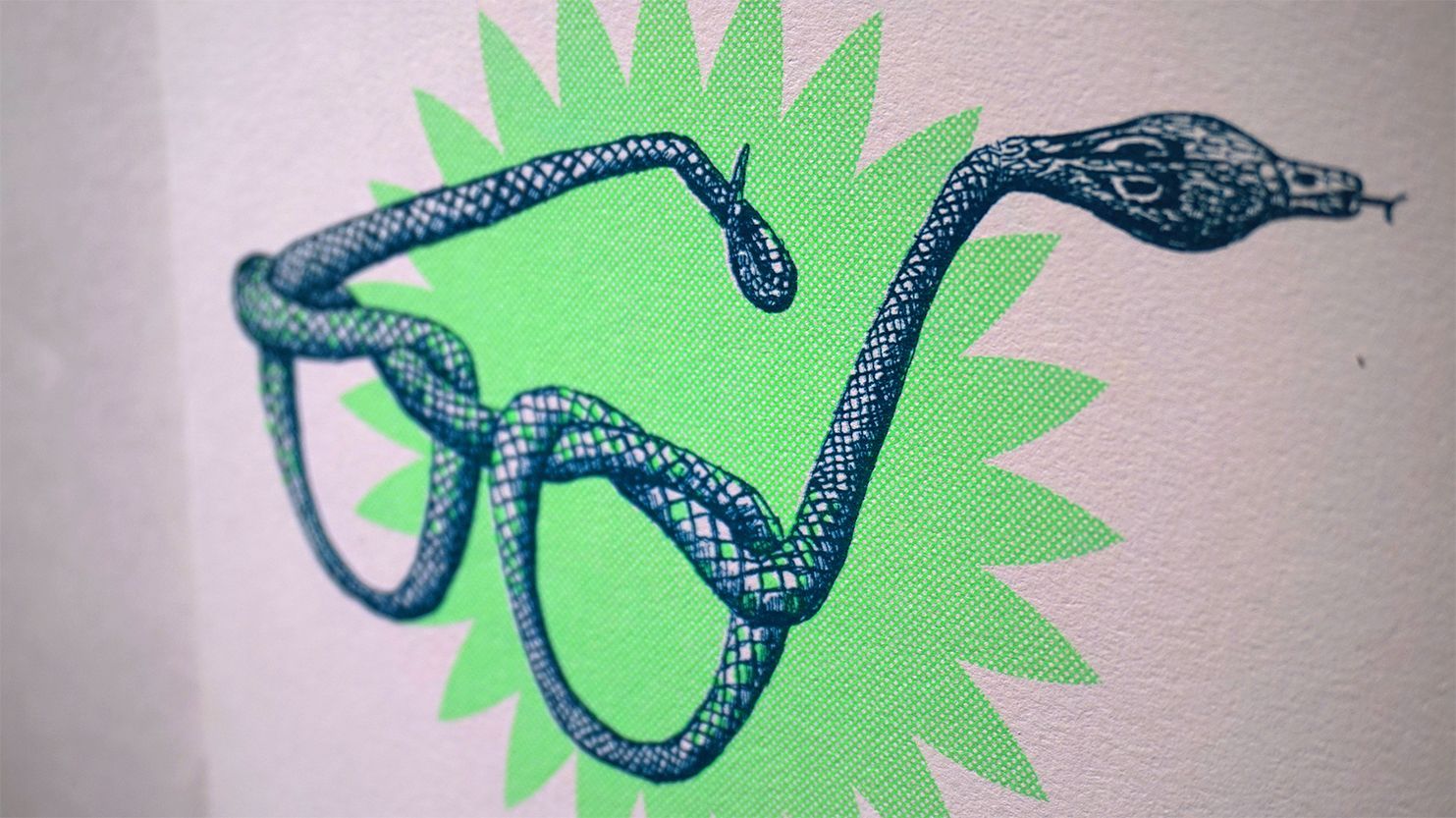 Brillenschlange Illustration einer Brillenschlange in Form einer Brille mit einer leuchtend grünen Blüte im Hintergrund.