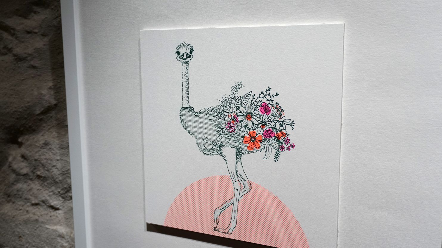 Vogelstrauß Die Illustration zeigt einen lustigen Vogelstrauß mit orangen und pinken Blumen im Gefieder. Es spaziert auf einem orangen Halbkreis.