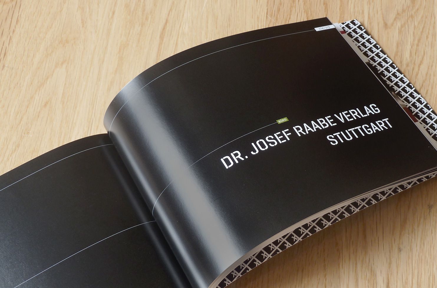 Innenseitenbeispiel mit einem Kategorien-Titel Innenseite des Portfolio-Buches in schwarz mit einem Kategorientitel.