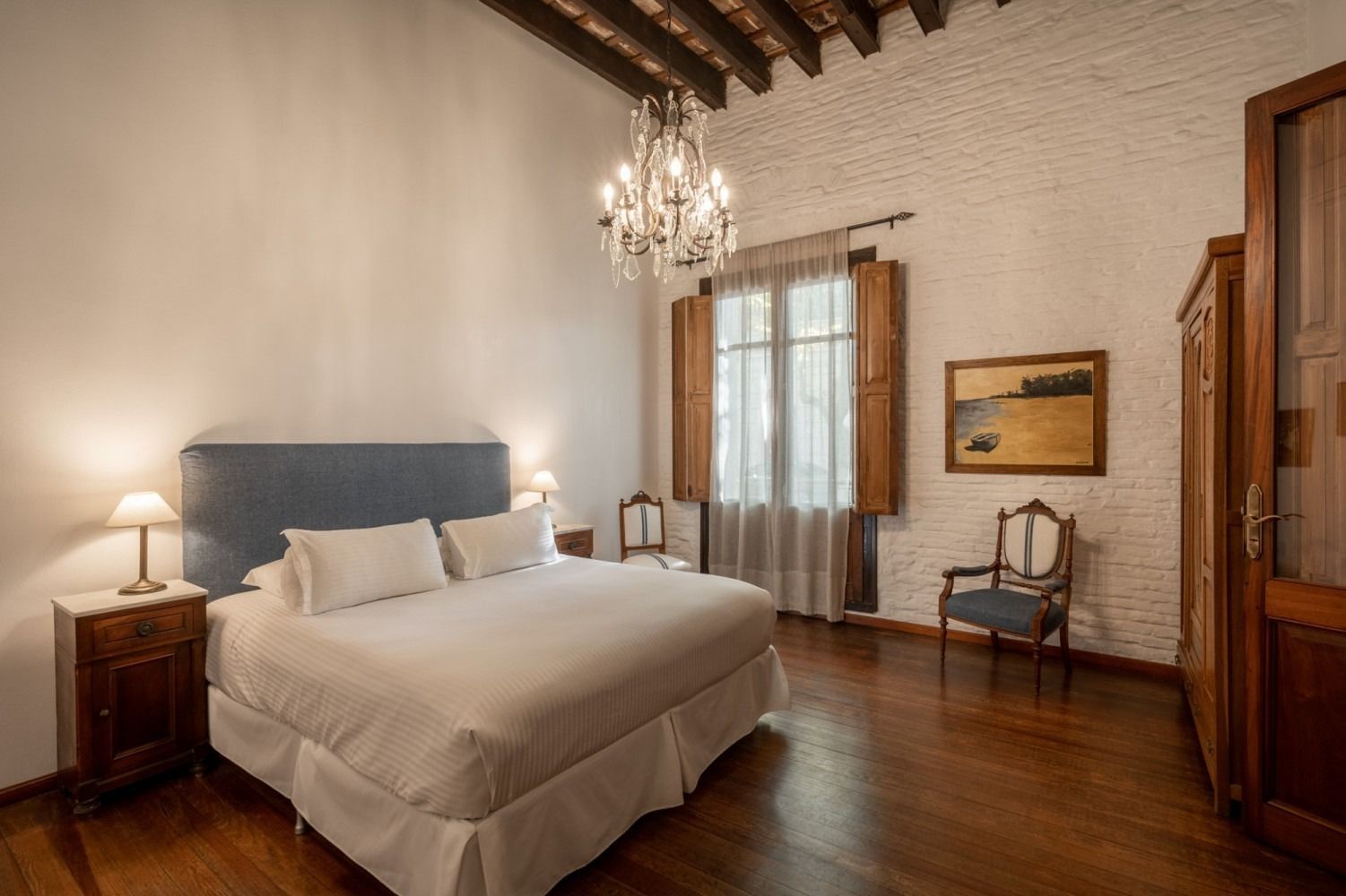 En medio de la habitación hay una cama grande.