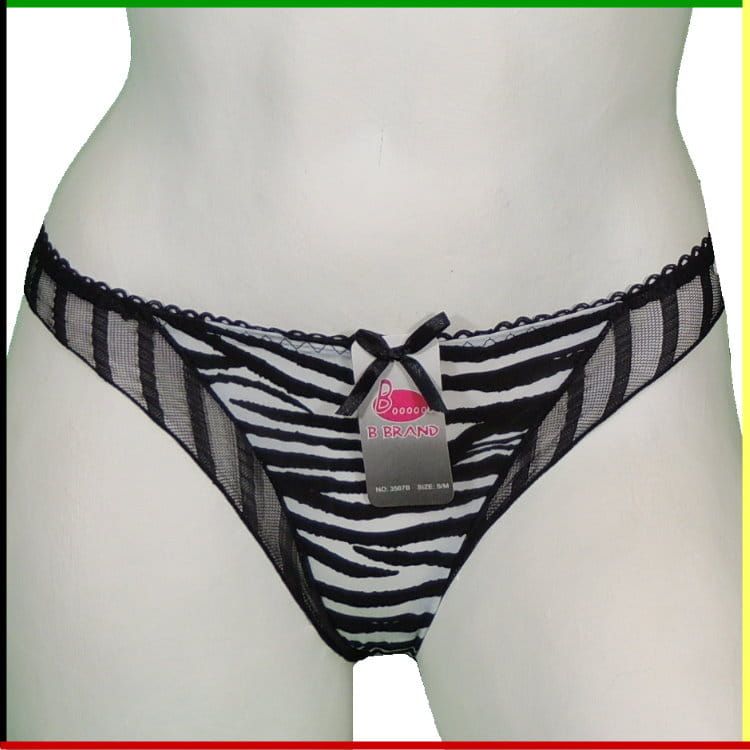 Vrouwelijke mannequin met zebraprint stringondergoed. Vooraanzicht en achteraanzicht.