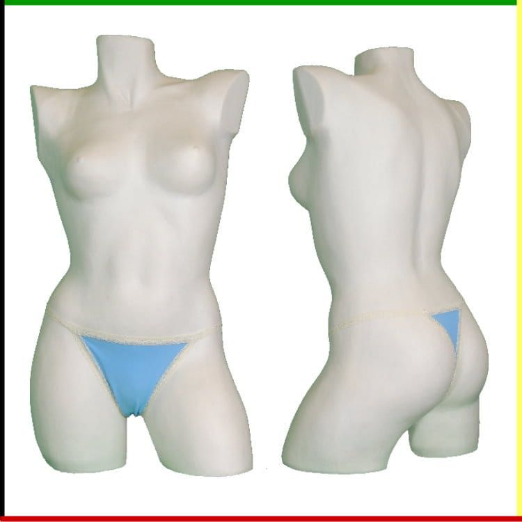 Witte vrouwelijke torso-mannequin met blauw bikinibroekje, voor- en achterkant.