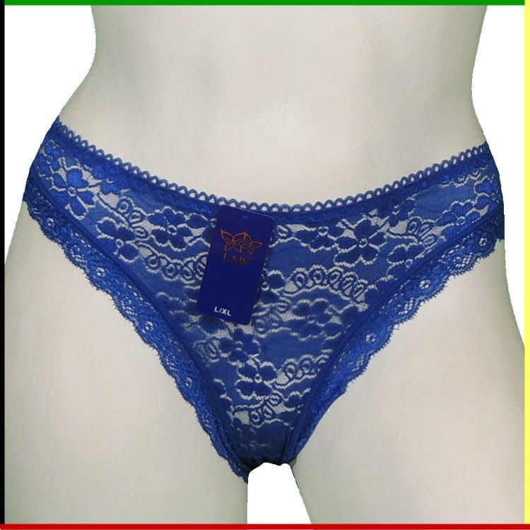 Twee aanzichten van een wit mannequin torso met een blauw kanten slipje.