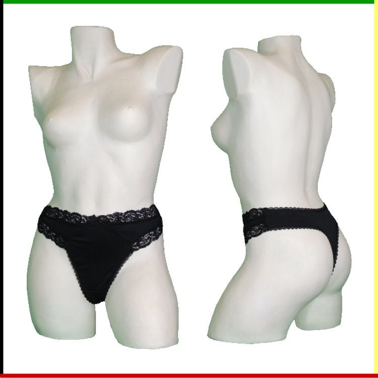 Twee witte vrouwelijke torso-mannequins die een zwarte string met kanten rand dragen.