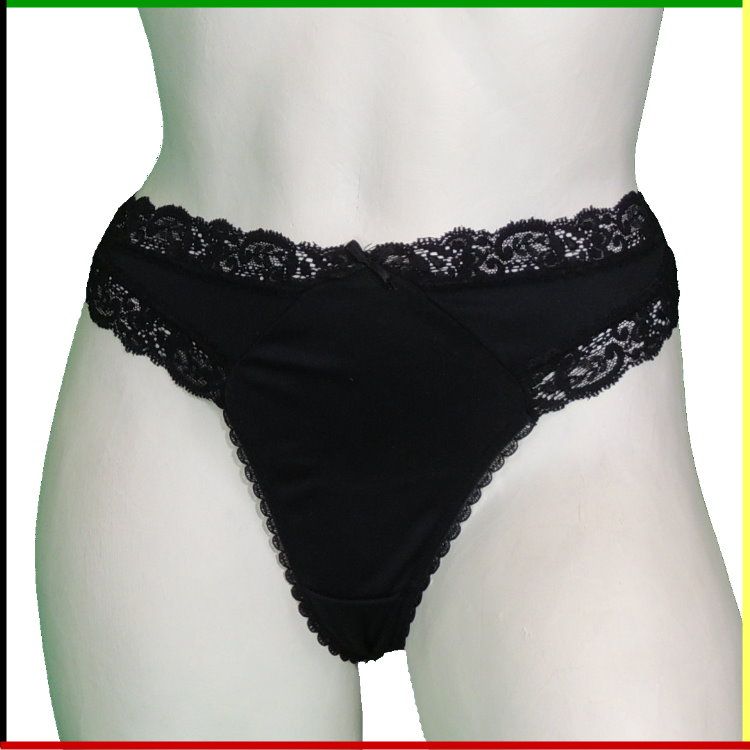 Twee witte vrouwelijke torso-mannequins die een zwarte string met kanten rand dragen.