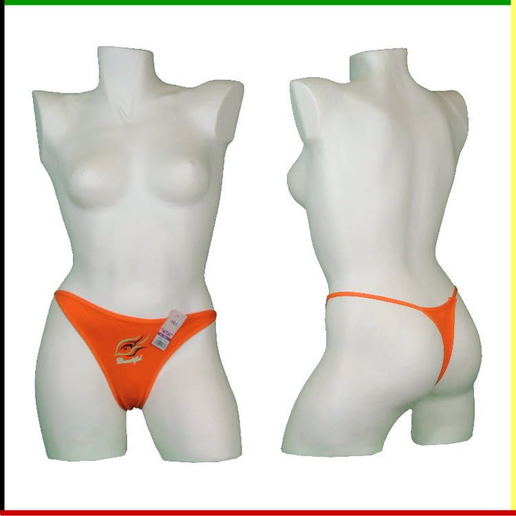 Twee witte mannequins met oranje stringondergoed aan. Vooraanzicht en achteraanzicht, studiofoto.