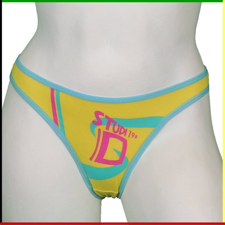 Een wit mannequin torso met een geel en blauw bikinibroekje.