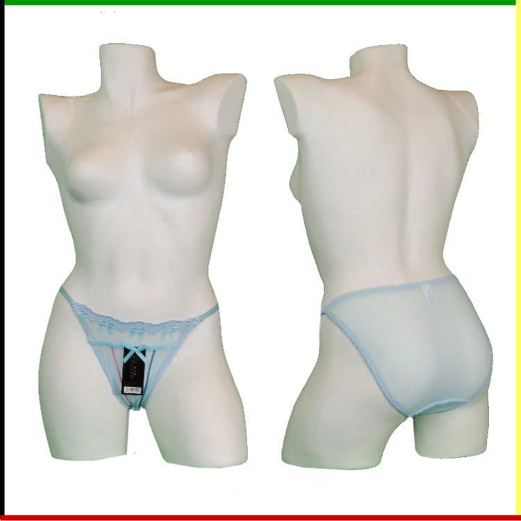 Witte mannequin met lichtblauwe kanten lingerie, voor- en achterkant.