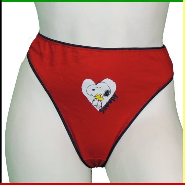 Twee mannequins dragen rood ondergoed met een hartjesmotief.